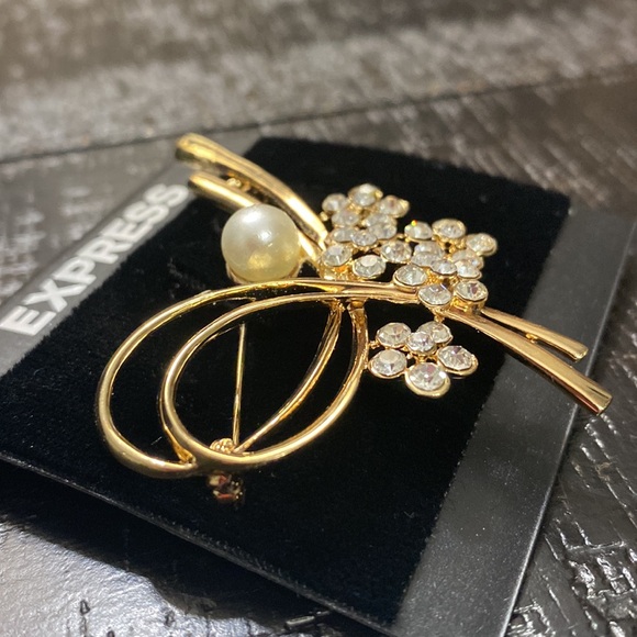 NWOT Express Gold Tone Faux Pearls Crystals Brooch! - Picture 2 of 5